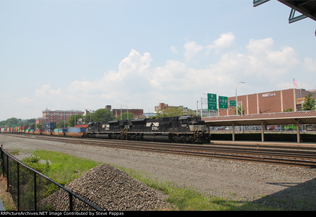 NS 7237 leading an eastbound